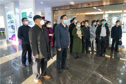 12月14日，張家界市政協(xié)黨組書(shū)記、主席歐陽(yáng)斌一行來(lái)到張家界高新區(qū)萬(wàn)眾實(shí)業(yè)集團(tuán)有限公司，宣講黨的二十大精神
